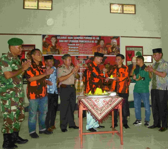 Ketua PAC Pemuda Pancasila Bukit Batu Asep Setiawan didampingi Camat dan UPIKA potong tumpeng dalam peringatan hari Sumpah Pemud ke 88 dan HUT Pemuda Pancasila ke 57